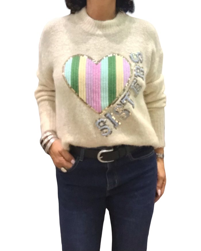 Chandail col montant beige en tricot avec un appliqué de cœur arc-en-ciel