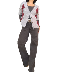 Cardigan beige à losanges bourgogne porté ouvert sur un haut brun avec pantalon brun large – silhouette complète