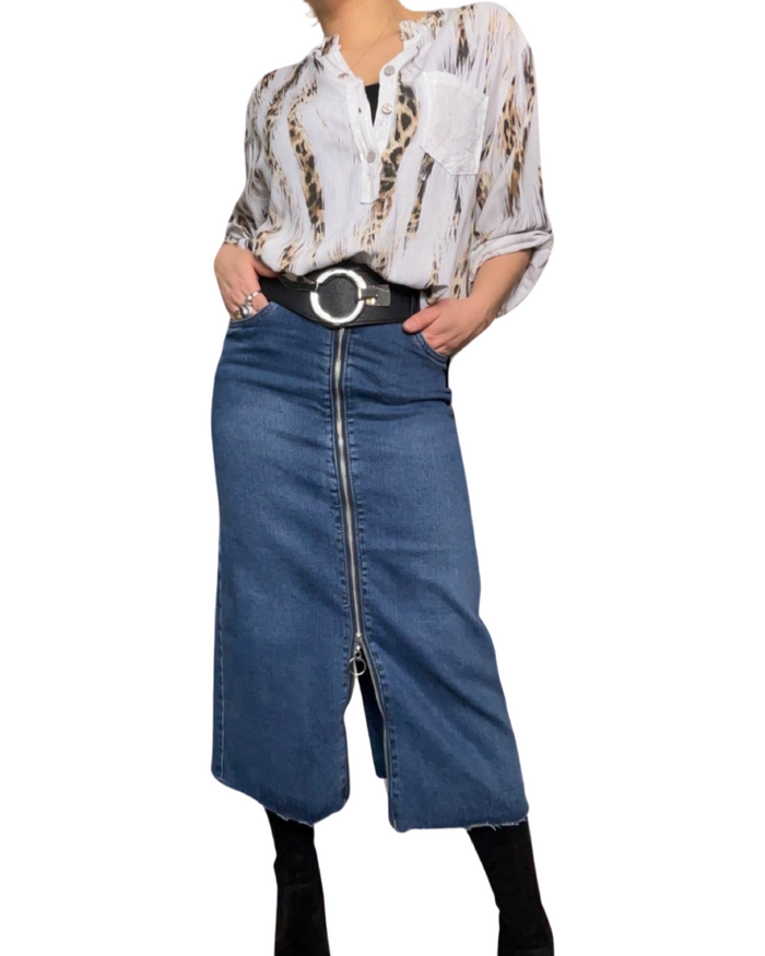Blouse blanche pour femme imprimé léopard à manche 3/4 avec ceinture, jupe longue et bottes noires.