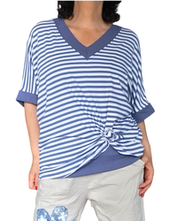 T-shirt rayé blanc et bleu jeans manche courte col en V