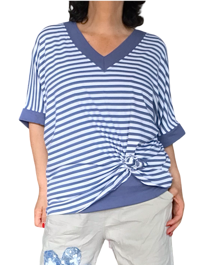 T-shirt rayé blanc et bleu jeans manche courte col en V