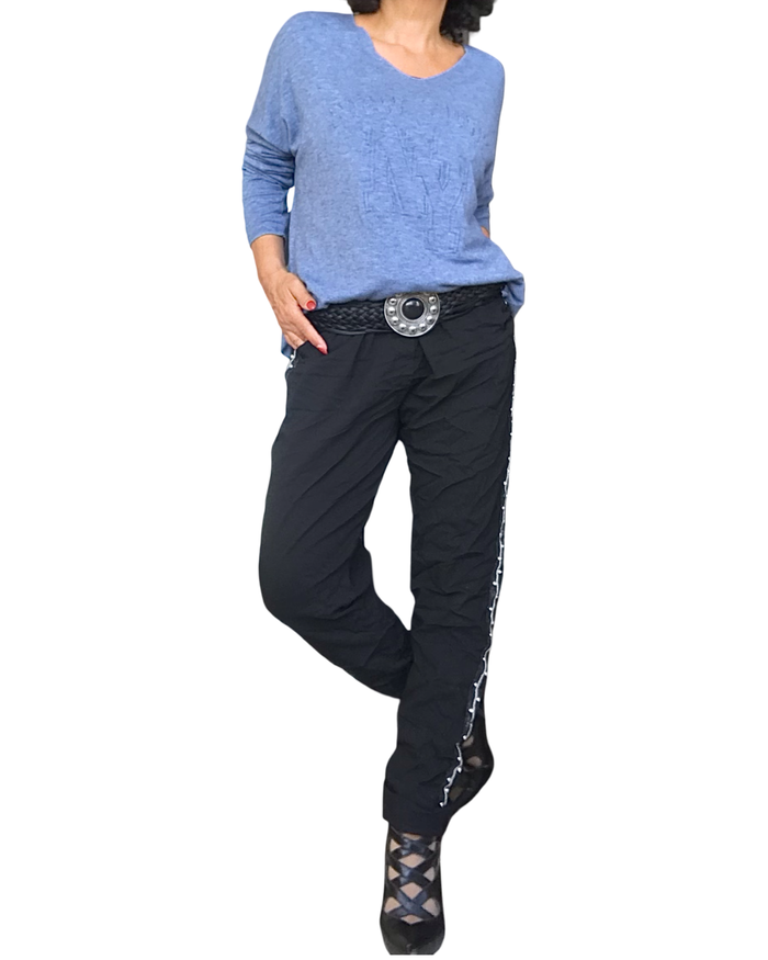 Chandail bleu jeans « New York » embossé avec pantalon noir et bottines – silhouette complète