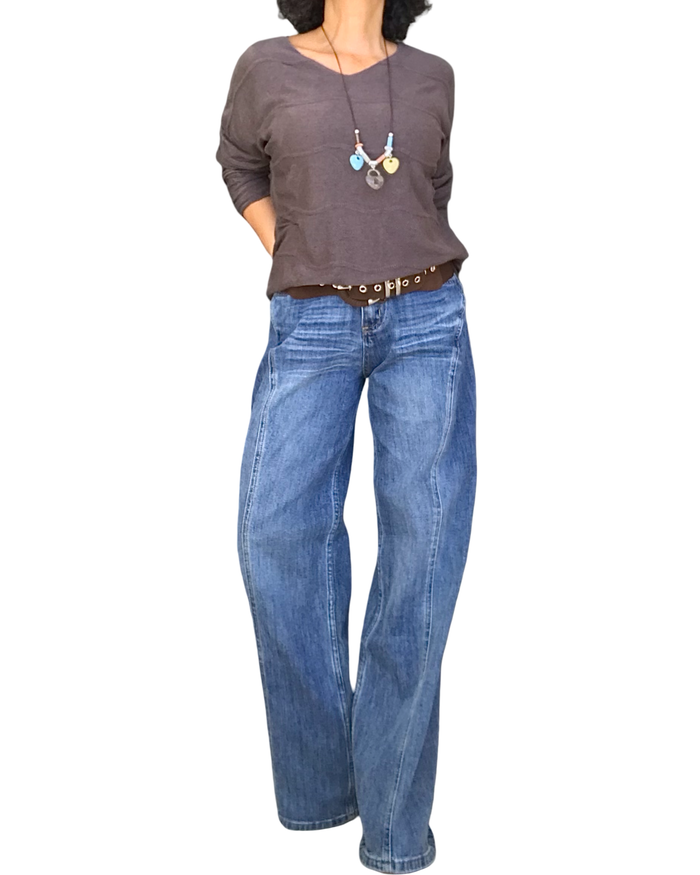 Chandail brun à cœurs texturés avec collier à breloques et jeans bleu large – silhouette complète
