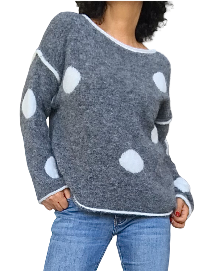 Chandail en tricot gris chiné à grosses pastilles blanches texturées, col rond et finitions blanches – vue de face