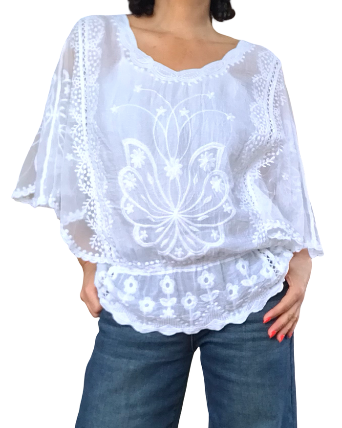 Blouse en voile blanche, dentelle et broderie, élastique à la taille