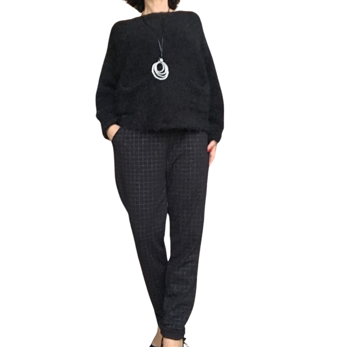 Pantalon noir à carreaux en lurex argentés avec cordon à la taille avec chandail en laine noir