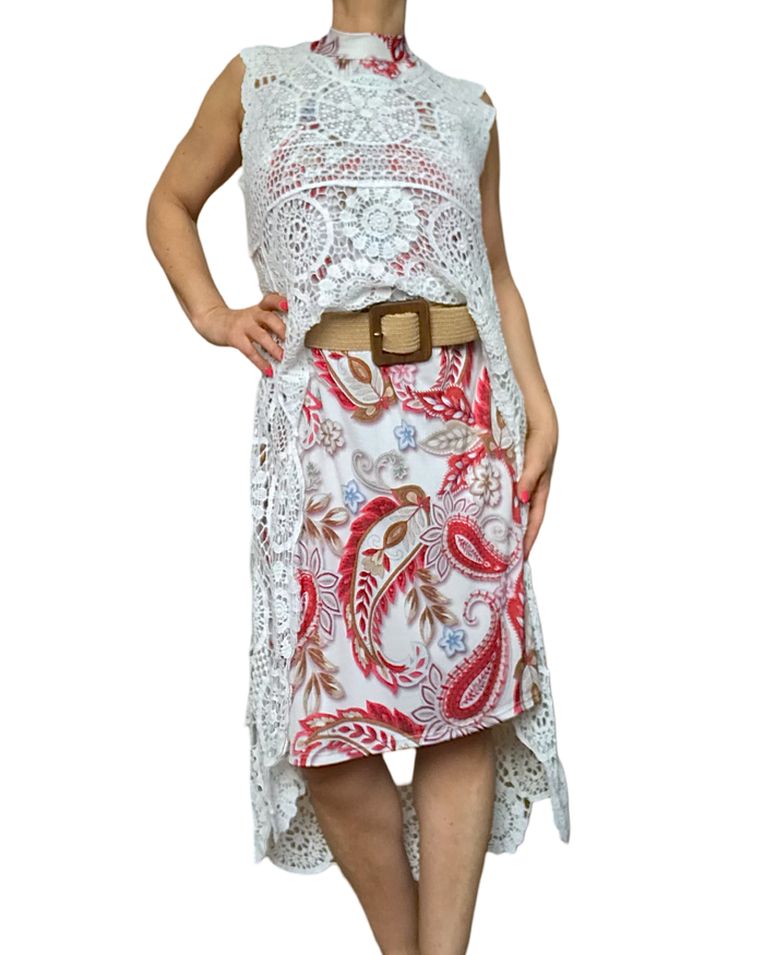 Robe au genou blanche imprimé Paisley rouge avec tunique en crochet et ceinture élastique, couleur paille