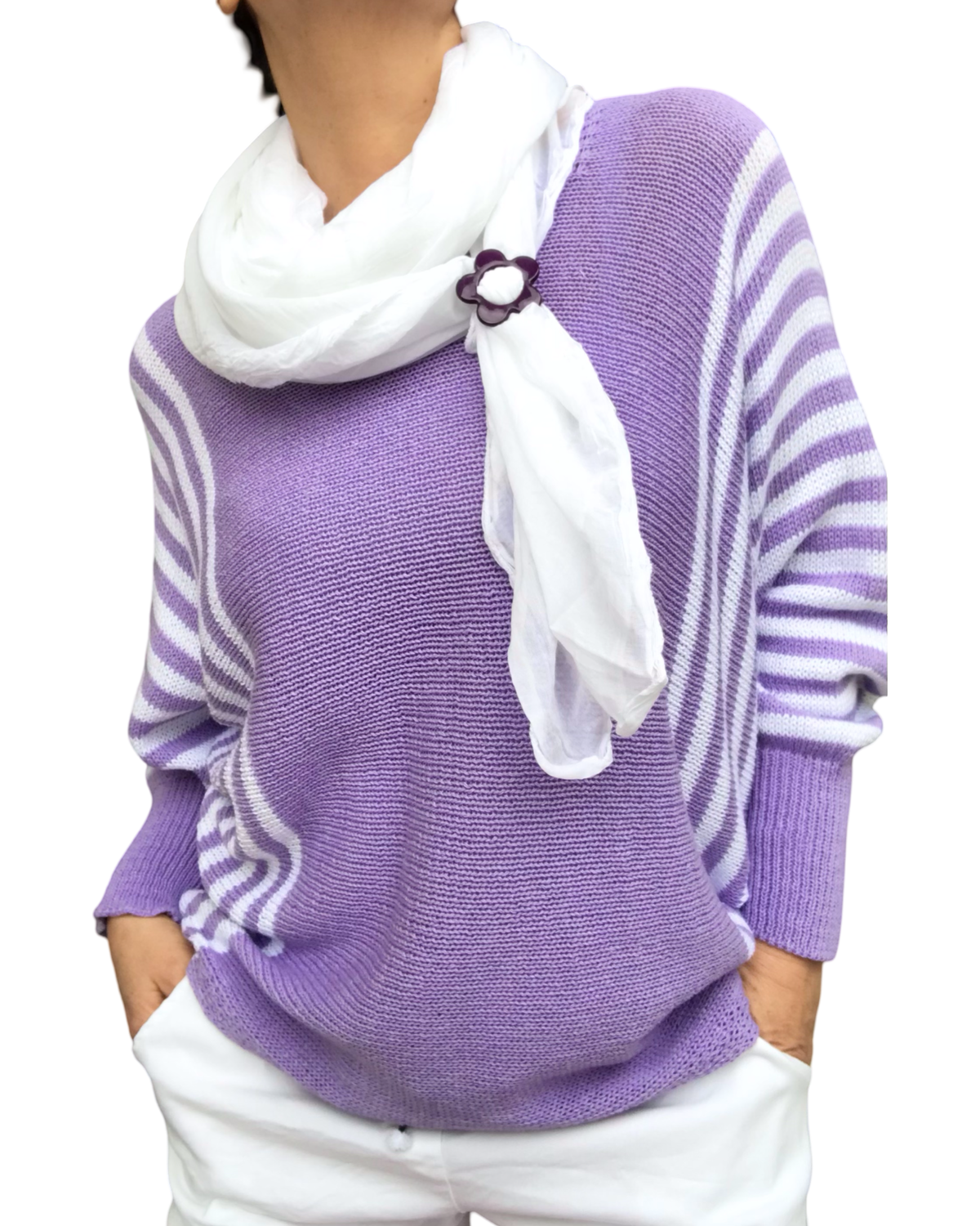 Chandail lilas uni avec rayures verticales blanches sur les manches. Avec foulard, blanc et boucles d’ajustement en forme de fleurs violet.