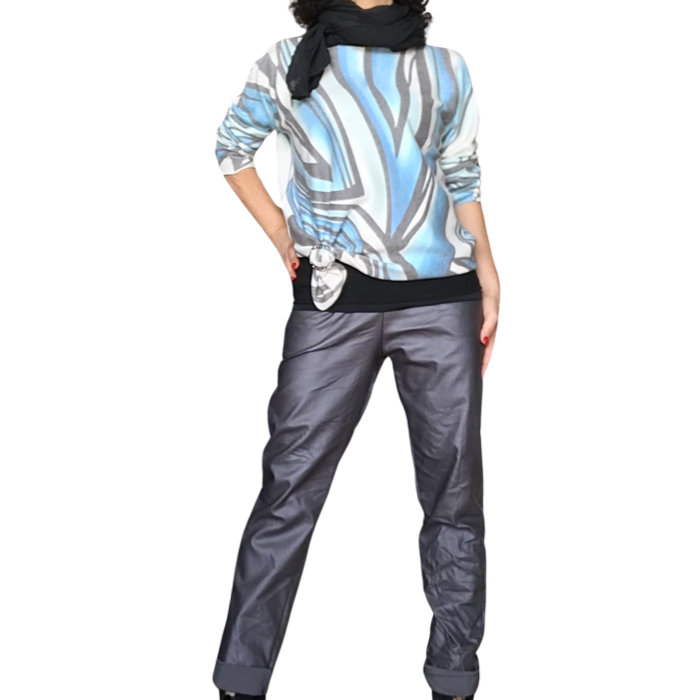 Chandail bleu manche longue zébré col rond avec camisole noir boucle d'ajustement étain , foulard noir et pantalon taille élastique en cuir vegan gris