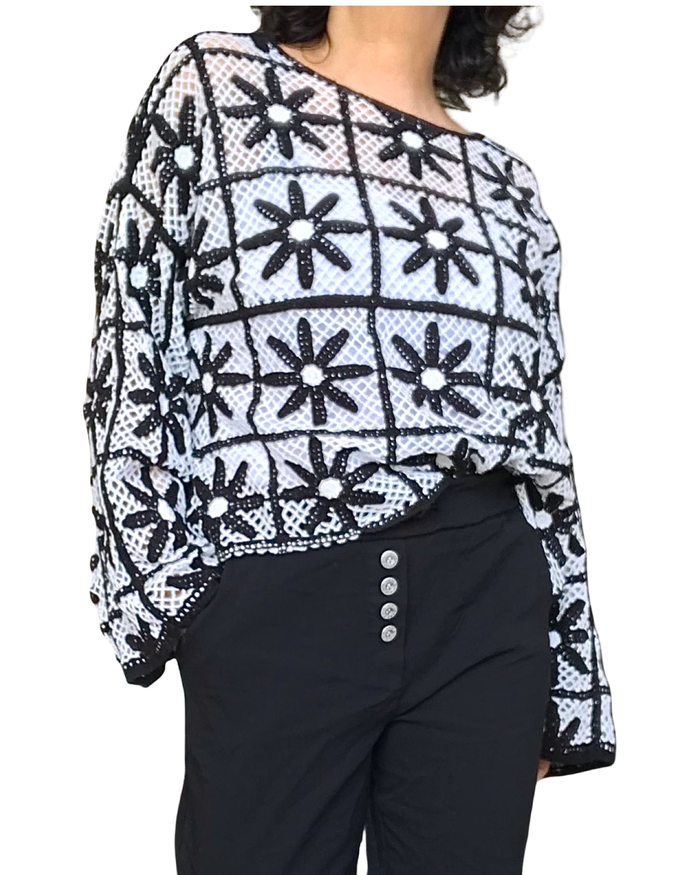 Chandail en crochet manche longue noir et blanc marguerites