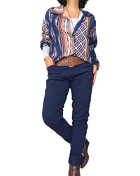 Chemise marine imprimé aztèque avec ceinture brune, pantalon marine et bottines – silhouette complète