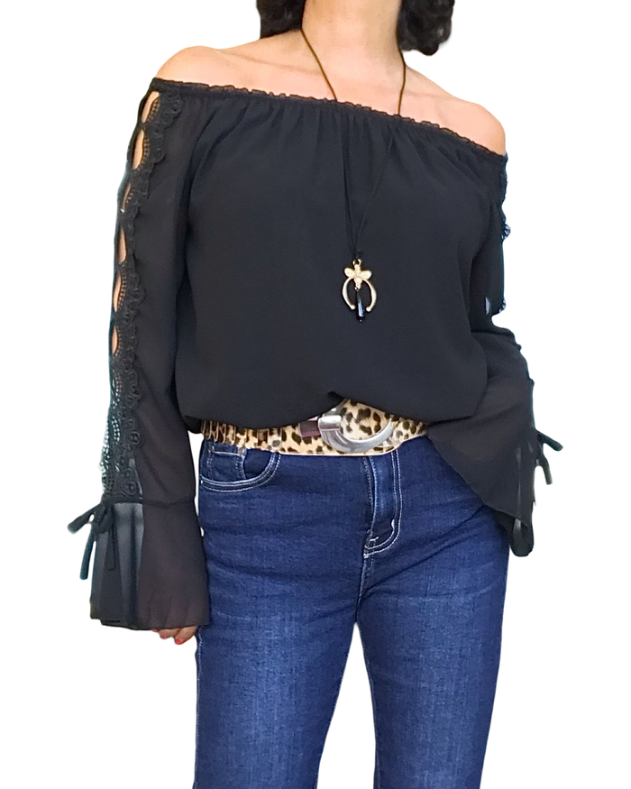 Blouse en voile unie noire, dentelle le long des manches et volant au bas