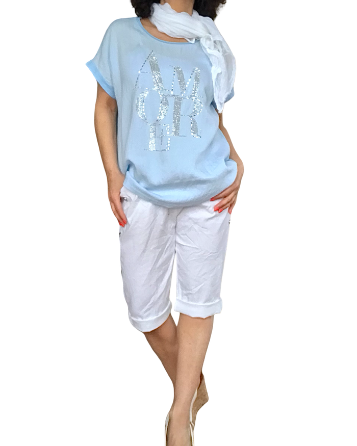 T-shirt bleu ciel écrit « AMORE » en petites pierres argentées