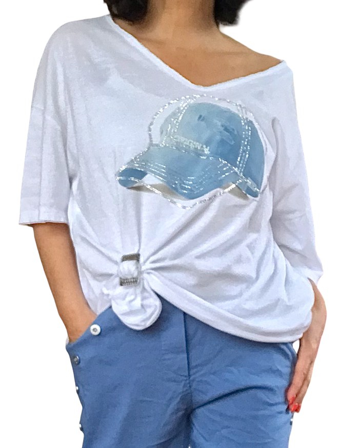 T-shirt col en V blanc avec une casquette bleu jeans  garnie de pierres argentées
