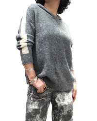 Chandail uni en tricot gris avec un capuchon