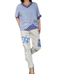 T-shirt rayé blanc et bleu jeans manche courte col en V