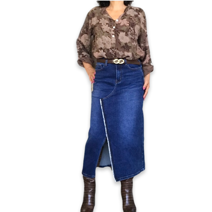 blouse brune fleuri avec camisole brune ceinture brune étroite et jupe en jeans longue