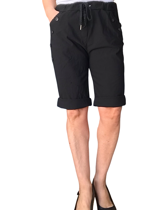Bermuda noir à taille élastique avec cordon et boutons décoratifs