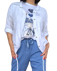 Chemise blanche manche courte avec deux poches appliquées devant et cordon au bas