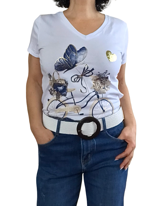 T-shirt blanc col en V avec une bicyclette et un papillon marine, doré, et beige