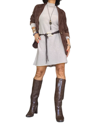 Robe en tricot beige au genou col montant