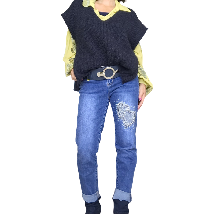 Tunique jaune imprimée de mandala, cordon au bas avec débardeur en tricot bleu marin, ceinture marine élastique et jeans étroit coeurs sur la cuisse gauche
