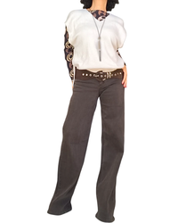 T-shirt noir à motif de chaînes porté sous un débardeur crème, pantalon brun large – silhouette complète