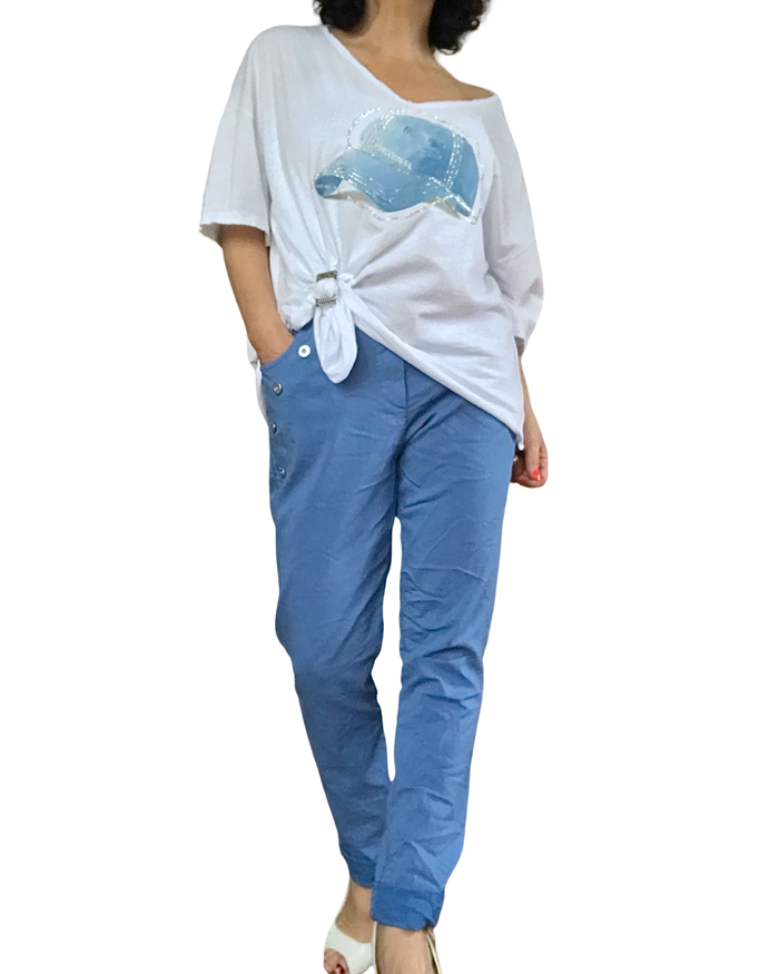 T-shirt col en V blanc avec une casquette bleu jeans  garnie de pierres argentées