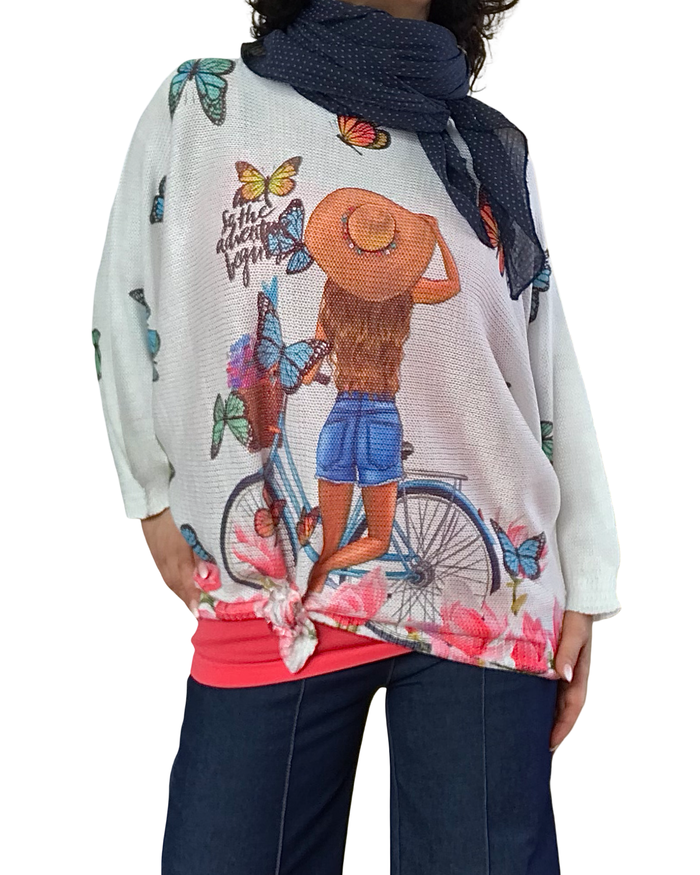 Chandail tricot léger blanc avec une jeune femme de dos, une bicyclette et des papillons