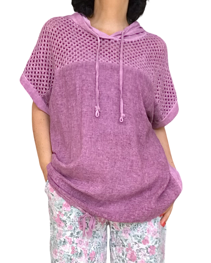 T-shirt prune délavé avec un cordon au bas, un capuchon et du crochet dans le haut