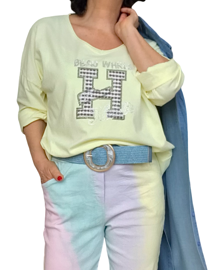 T-shirt jaune pâle col V manche longue avec un H texturé moka et blanc devant