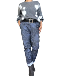 Chandail col rond en tricot gris avec des cœurs blanc sur le devant et sur les manches