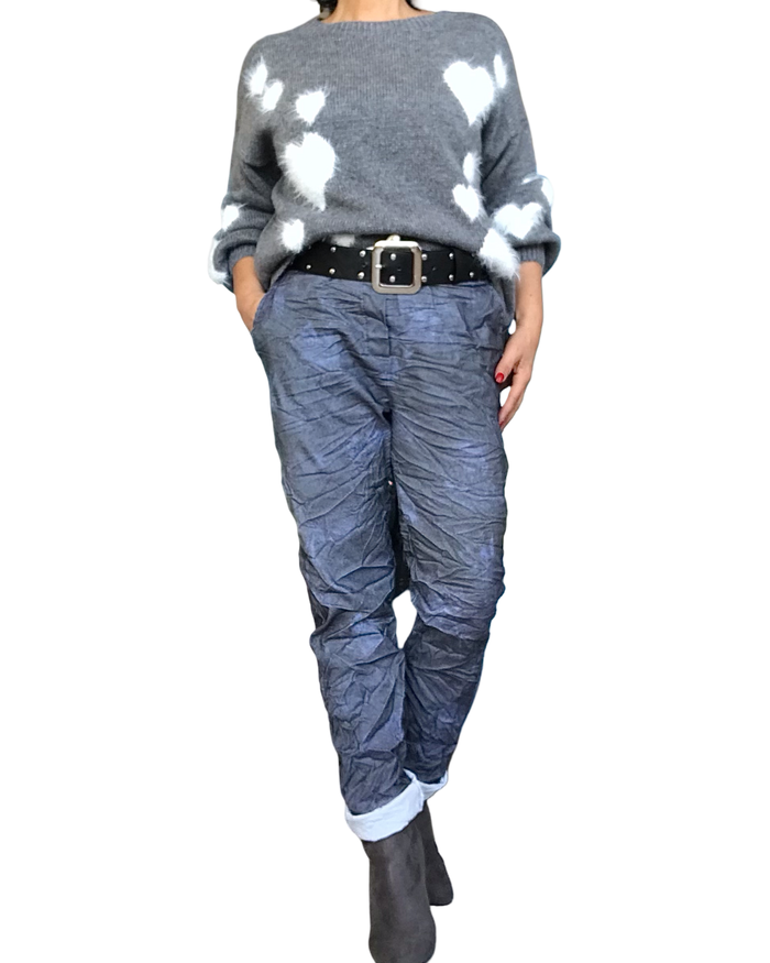 Chandail col rond en tricot gris avec des cœurs blanc sur le devant et sur les manches