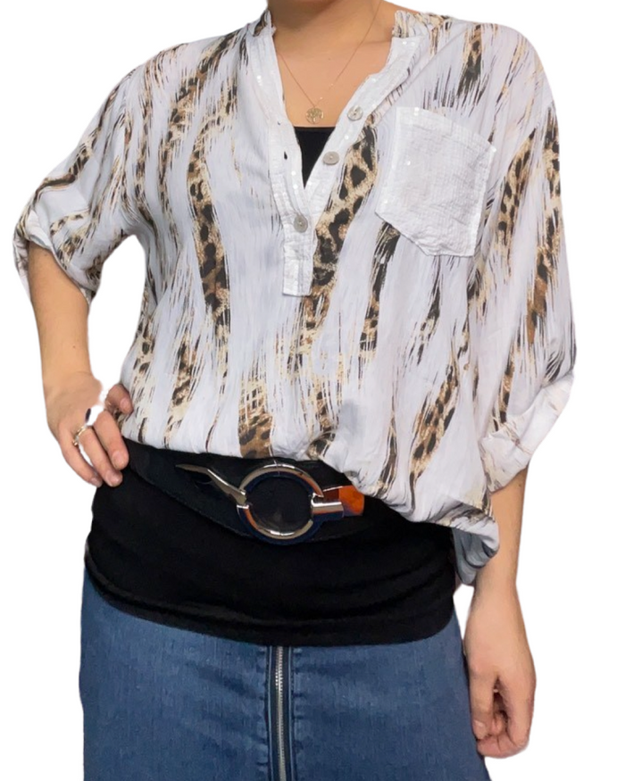 Blouse blanche pour femme imprimé léopard à manche 3/4 avec ceinture et camisole noire.