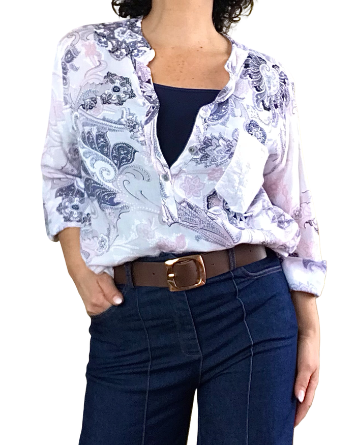 Blouse blanche avec imprimé feuillage rose pale et bleu