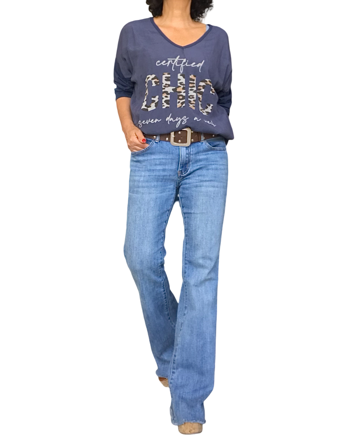 Chandail marine « CHIC » léopard avec jeans bleu évasé – silhouette complète