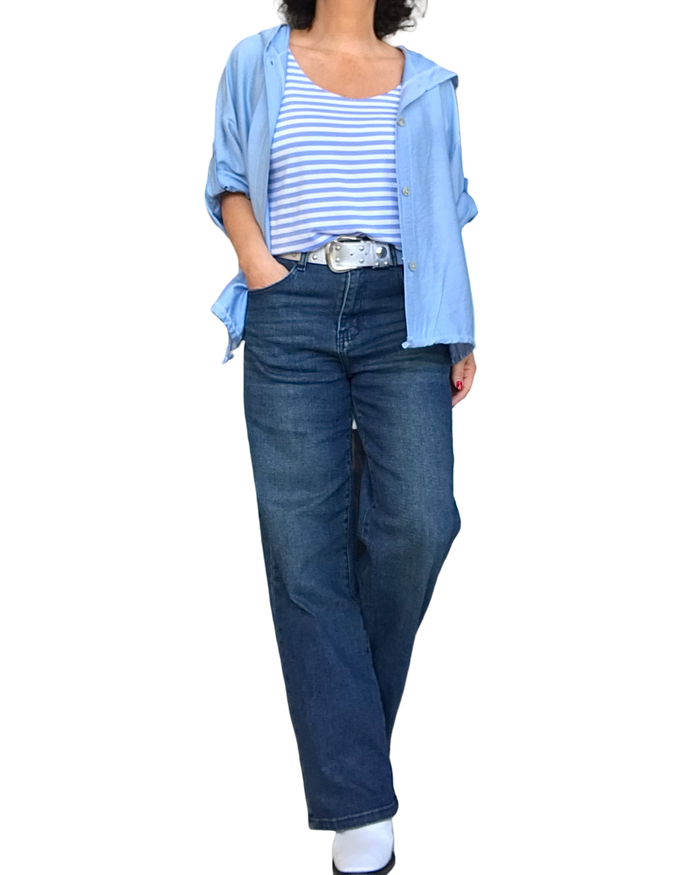 Chemise bleu ciel manche courte avec capuchon et cordon au bas