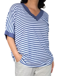 T-shirt rayé blanc et bleu jeans manche courte col en V