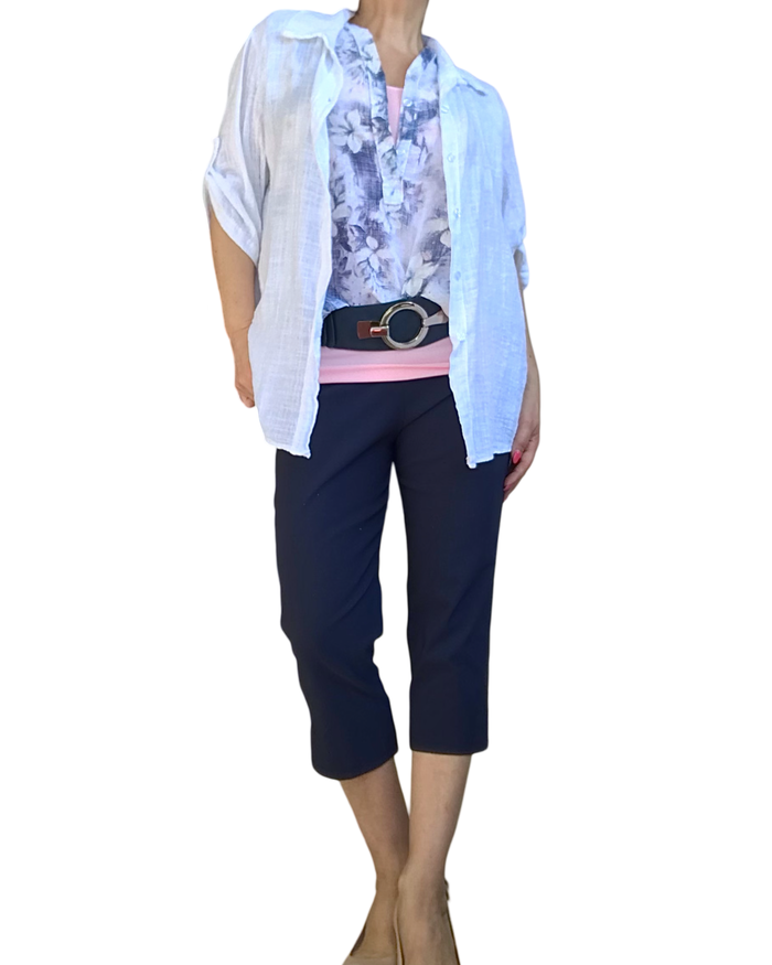 Blouse blanche sans manche fleurie – Élégance d’été