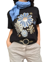 T-shirt noir col rond avec imprimé de fleurs dorées avec ceinture noire marge en cuir vegan