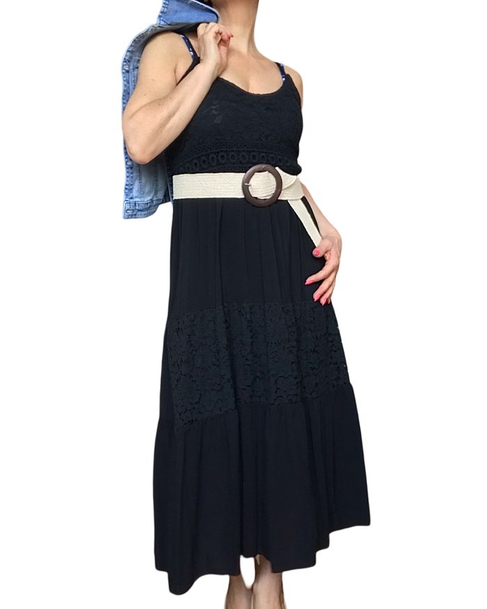 Robe longue noire avec dentelle au niveau du buste et au milieu de la robe avec ceinture, élastique, vanille