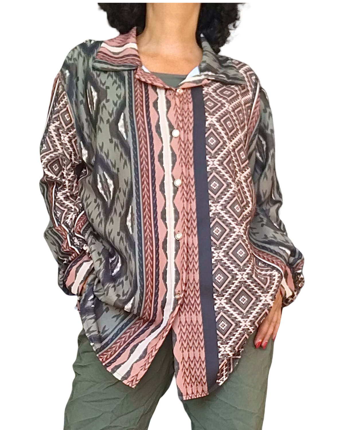 Chemise kaki à imprimé aztèque vertical camel, brun et beige, col chemise et manches longues – vue de face