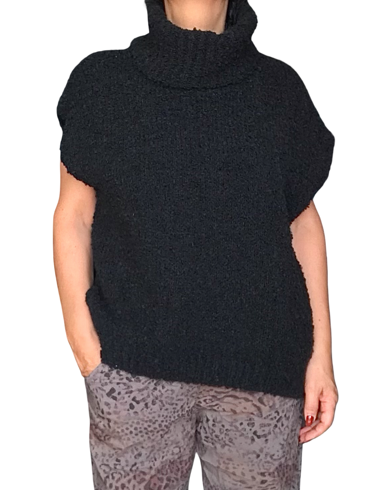 Chandail en tricot noir col roulé manche courte