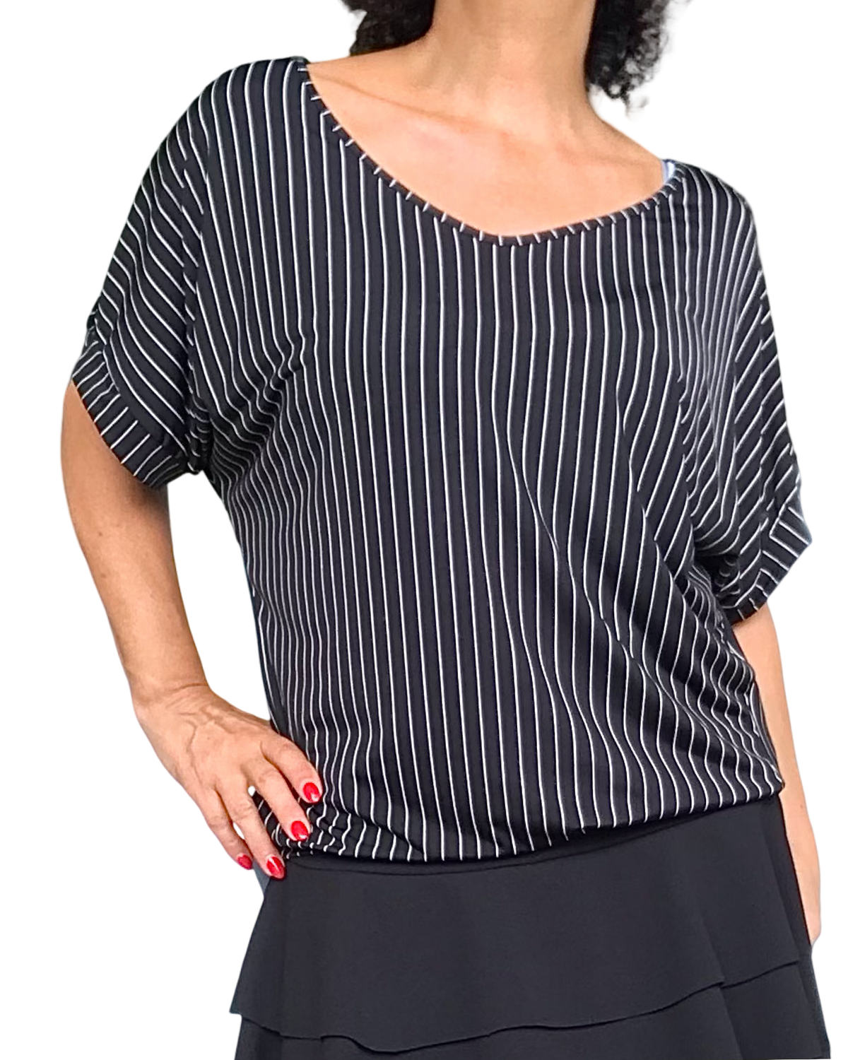 T-shirt noir à rayures fines blanches verticales, manche courte