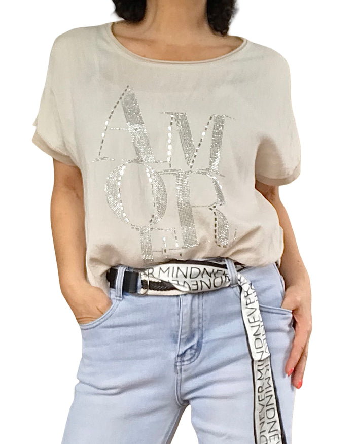 T-shirt beige écrit « AMORE » en petites pierres argentées