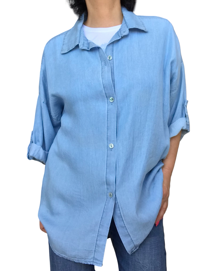 Chemise en jeans manches trois quarts. Bleu clair très légère.