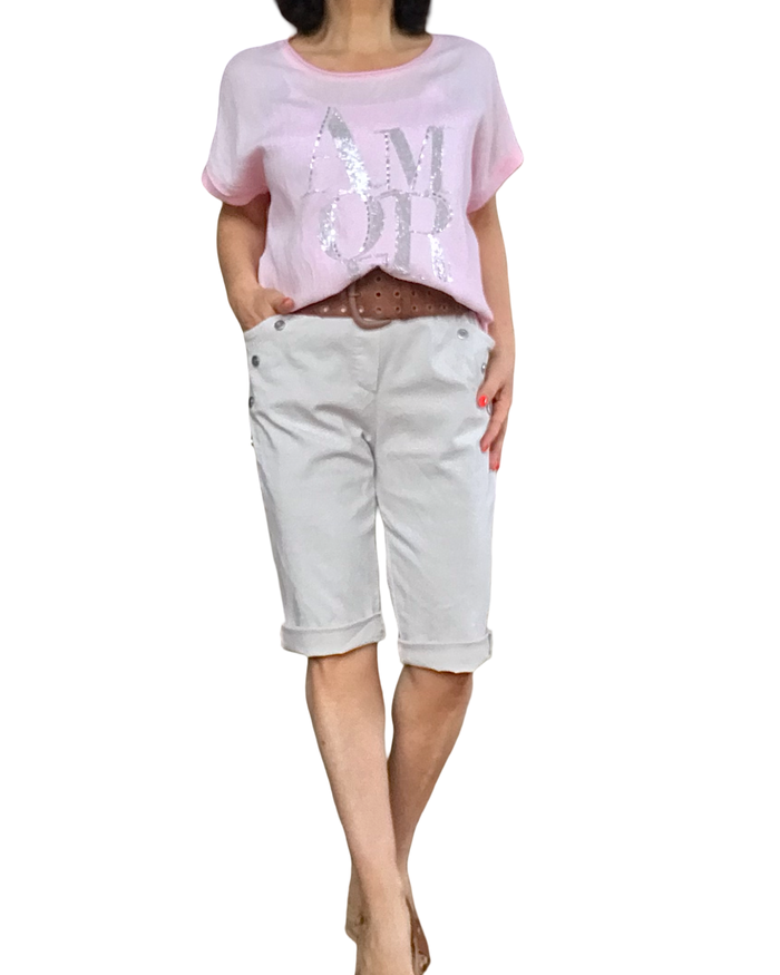 T-shirt rose écrit « AMORE » en petites pierres argentées