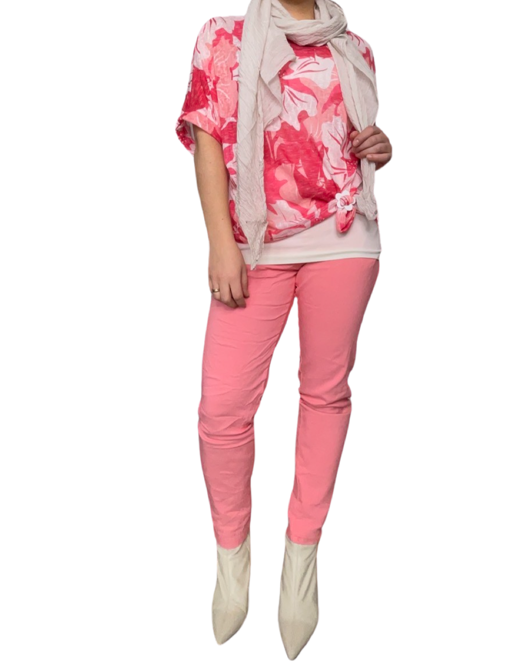 T-shirt femme imprimé de fleurs corail et rose avec foulard, camisole gainante, boucle d'ajustement, pantalons corail et bottes blanches