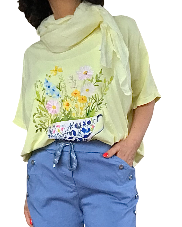 T-shirt uni jaune col rond, manche courte, avec un bouquet de fleur dans une tasse