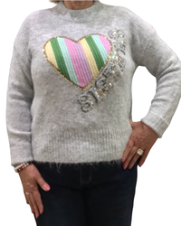 Chandail col montant gris pâle chiné en tricot avec un appliqué de cœur arc-en-ciel